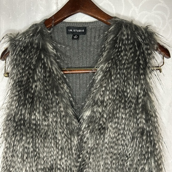 I.N. STUDIO gray faux fur feather and knit sweater vest. Size Small. - Picture 2 of 7